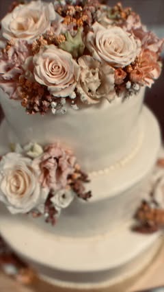 Hausgemachte Hochzeitstorte mit Rosen und feiner Blumendekoration von Café Konditorei Wallner