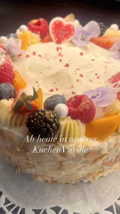 Frische Obsttorte mit Beeren und essbaren Blüten