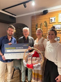 Feines Lebkuchen-Dessert auf einem Café-Tisch
