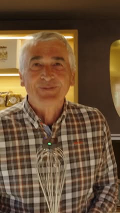 Seniorchef in der Backstube von Café Konditorei Wallner